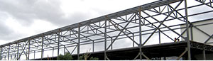 以鋼材制作結構為主，主要由型鋼和鋼板等制成的鋼梁、鋼柱、鋼桁架等構件組成，施工快、抗震強、壽命久等特點